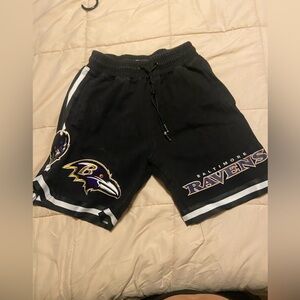 Pack of 4 men’s shorts between medium and large size. All in great condition